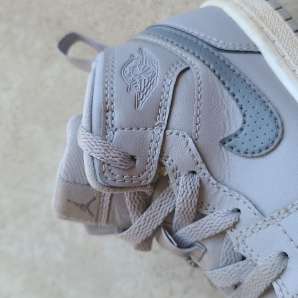 Boys Nike Jordan 1 size 8 - Picture 2 of 3